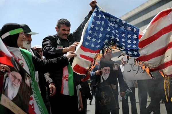 © AP Photo / Ebrahim Noroozi Иранцы сжигают флаг США в Тегеране. 10 мая 2019