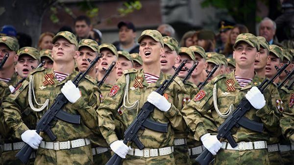 © РИА Новости / Илья Питалев Военнослужащие на военном параде в Севастополе. Архивное фото