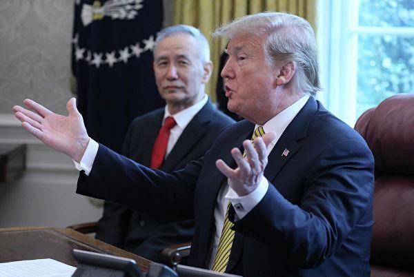 © REUTERS / Jonathan Ernst Президент США Дональд Трамп во время встречи с вице-премьером Китая Лю Хэ в Вашингтоне. 4 апреля 2019