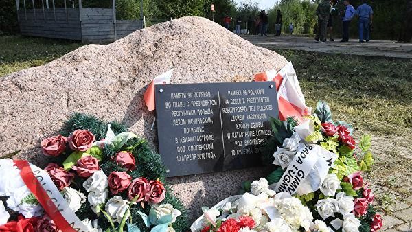 © РИА Новости / Илья Питалев Мемориал на месте падения самолета Ту-154М президента Польши Леха Качиньского. Архивное фото