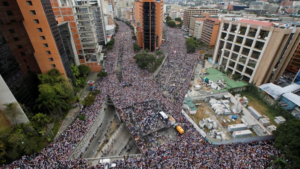 Противники Николаса Мадуро в Каракасе, 23 января 2019 г. REUTERS/Adriana Loureiro