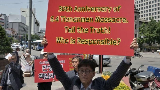 GETTY IMAGES Image caption Протесты в годовщину событий на площади Тяньаньмень происходят во всем мире. Но не в Китае
