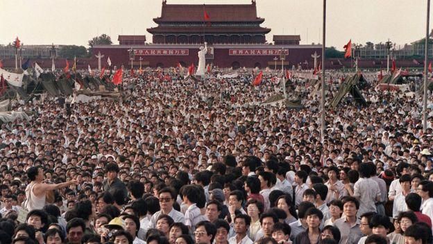 AFP Image caption Весной 1989 года огромное множество людей собралось на площади Тяньаньмэнь
