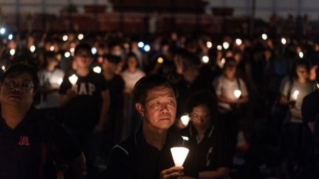 GETTY IMAGES Image caption В прошлом году тысячи человек собрались в Гонконге на ежегодный день поминовения событий на Тяньаньмэнь