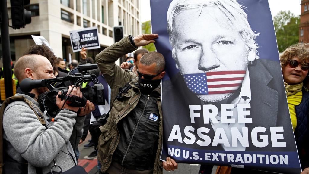 Митинг в поддержку основателя WikiLeaks Джулиана Ассанжа REUTERS/Henry Nicholls