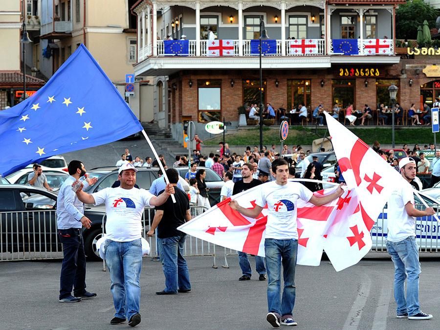 Сторонники вступления в ЕС митингуют в Тбилиси AFP © Vano Shlamov