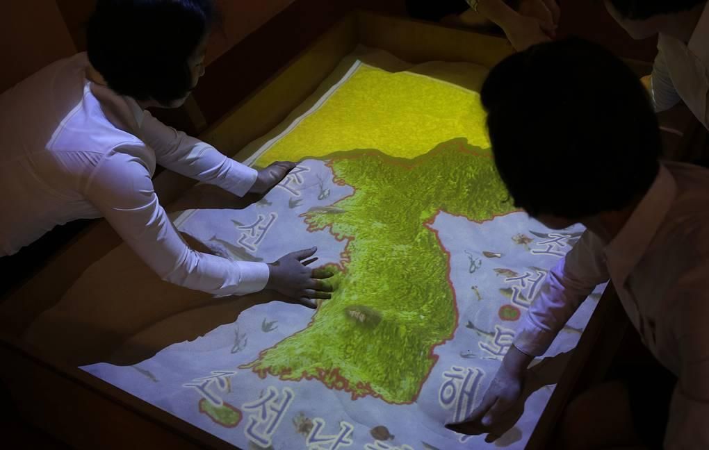 Карта Корейского полуострова © AP Photo/Dita Alangkara
