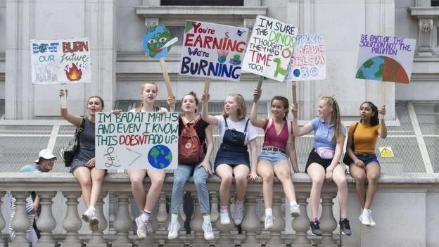 EPA/FACUNDO ARRIZABALAGA Image caption На митинге в Лондоне 24 мая 2019 года участницы держат плакаты: "Вы зарабатываете, а мы горим", "Стань частью решения, а не загрязнения", "Не сжигайте наше будущее!"