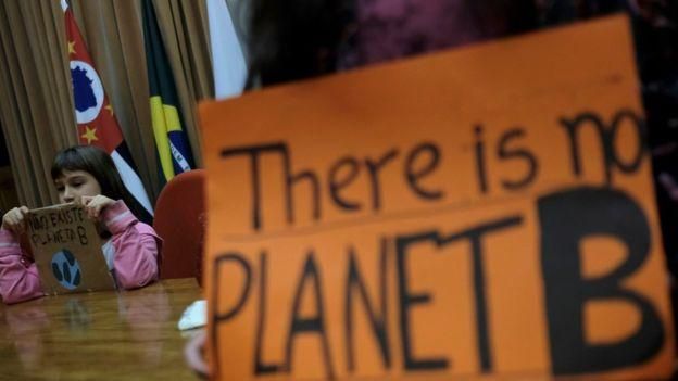 REUTERS Image caption "У нас нет планеты Б" написано на плакате у бразильских школьников, пришедших в кабинет министра по делам окружающей среды в Сан-Паулу
