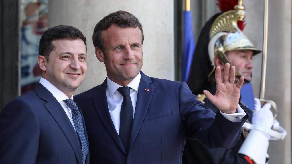 Президент Украины Владимир Зеленский (слева) и президент Франции Эмманюэль Макрон в Елисейском дворце 17 июня 2019 г. ludovic MARIN / AFP