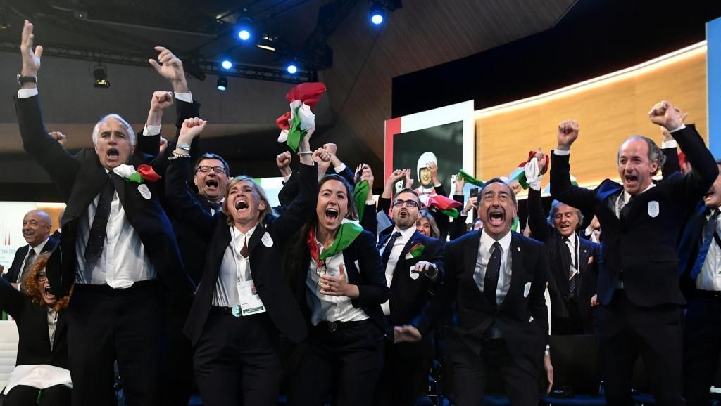 Итальянская делегация радуется победе своей заявки Philippe Lopez/Pool via REUTERS