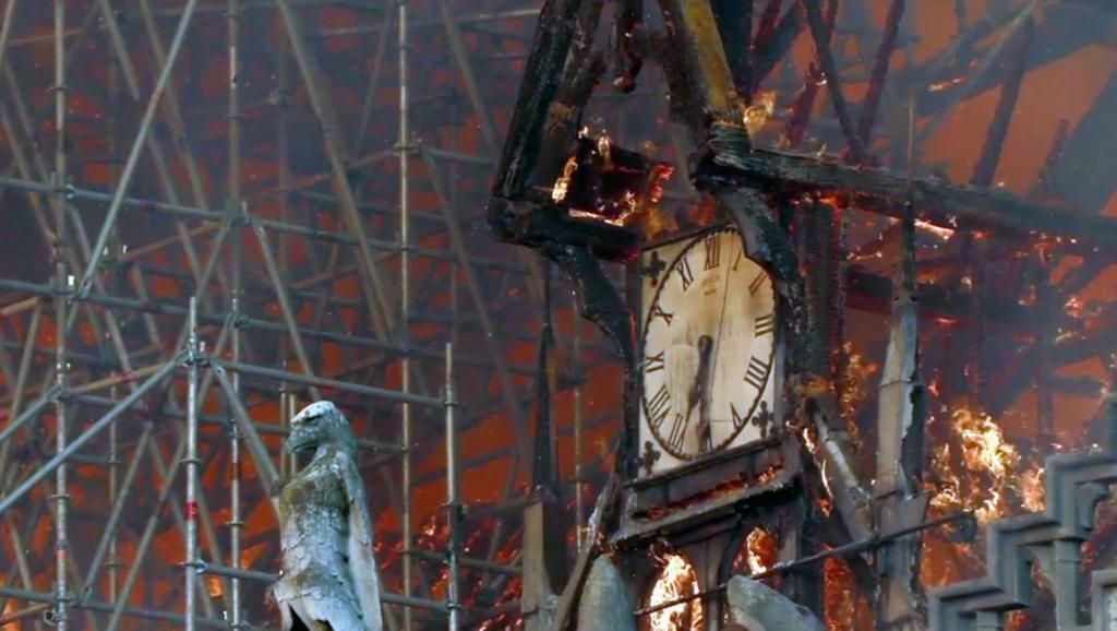 Сгоревшие часы собора Парижской богоматери Captura de vídeo