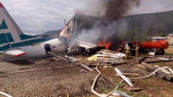 MCHS.GOV.RU Image caption Самолет практически полностью сгорел