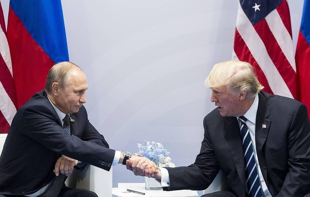Президент России Владимир Путин и президент США Дональд Трамп © AP Photo/Marcellus Stein