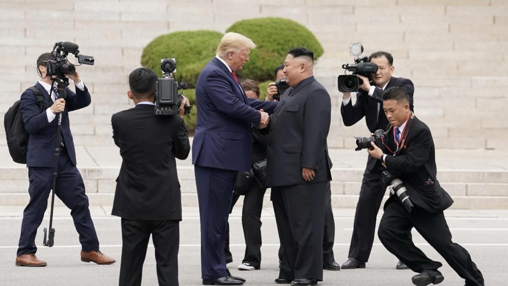 Президент США Дональд Трамп и лидер КНДР Ким Чен Ын на границе Северной и Южной Кореи REUTERS/Kevin Lamarque