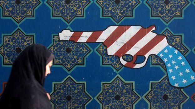 GETTY IMAGES Image caption Граффити на ограде бывшего посольства США в Иране, закрытого в 1979 году