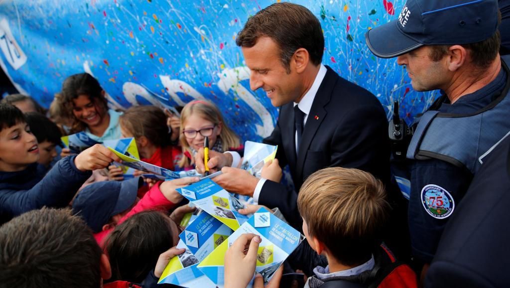 Президент Макрон и французские дети, которых отныне шлепать запрещает Гражданский кодекс Франции