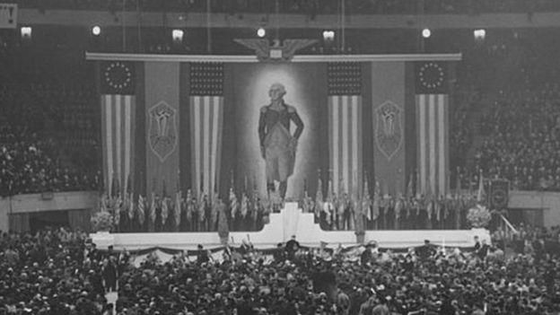INPHO Image caption Флаг "Бетси Росс" использовался в качестве символики американскими нацистами до Второй мировой войны
