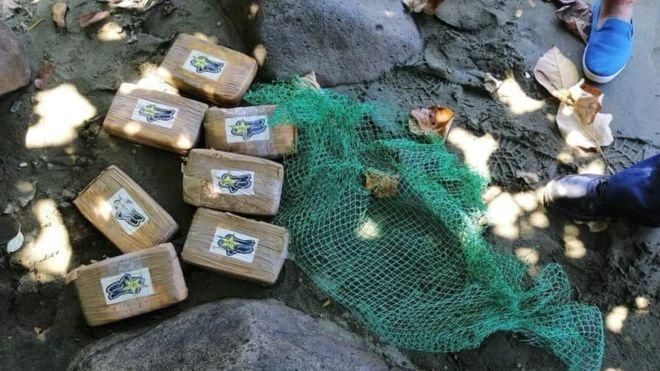 MAUBAN POLICE Image caption В мае местные рыбаки обнаружили 39 брикетов общей стоимостью в 4 млн долларов