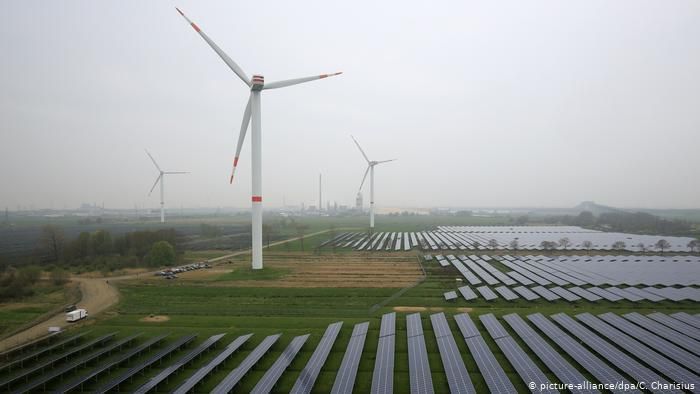 Ветрогенераторы и солнечная электростанция в земле Шлезвиг-Гольштейн на севере Германии