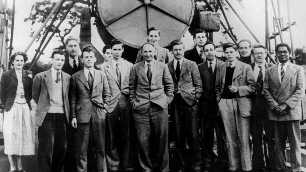 UNIVERSITY OF MANCHESTER Image caption Сэр Бернард Ловелл (в центре) и его коллеги стали пионерами радиоастрономии