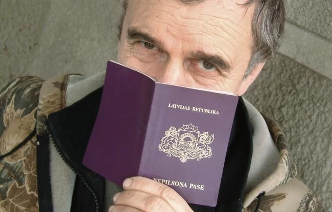 Латвийский паспорт негражданина. Иллюстрация: ИТАР-ТАСС