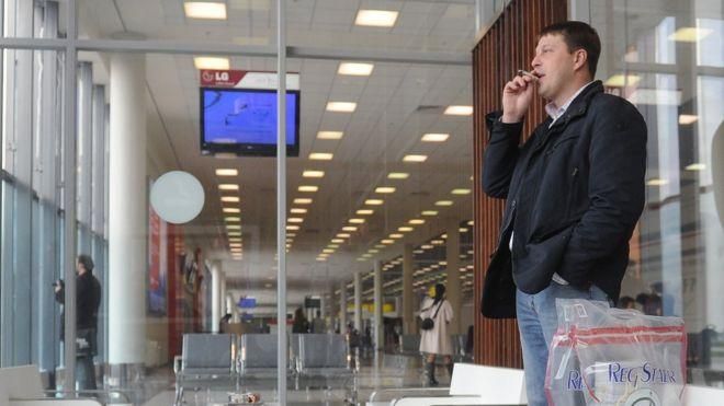 VALERY SHARIFULIN/TASS Image caption В аэропортах говорят, что комнаты для курения простаивают после принятия антитабачного закона