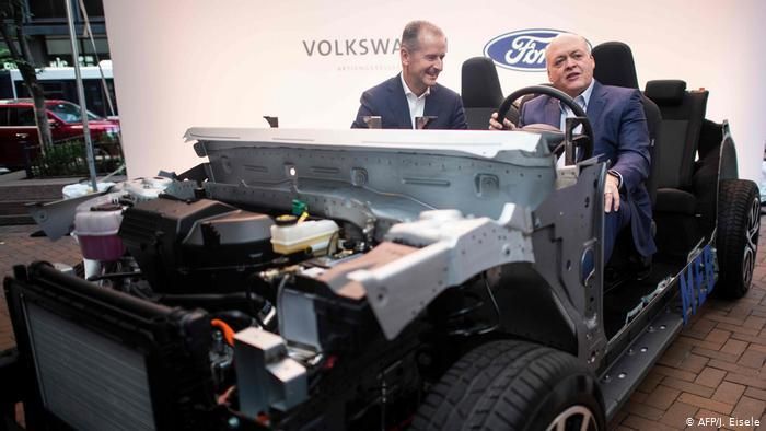 Главы Volkswagen и Ford, Херберт Дис и Джеймс Хэкетт, на пресс-конференции в Нью-Йорке 12 июля 2019 года