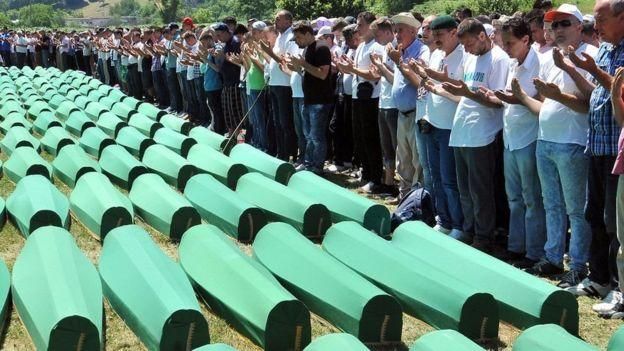 AFP Image caption Всего в Сребренице погибли около 8 тысяч мусульман