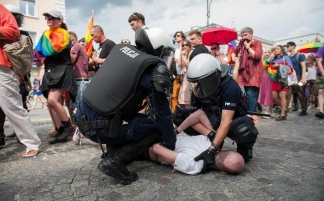 Польская полиция задержала одного из напавших на гей-парад. Иллюстрация: interia.pl