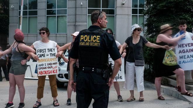 REUTERS Image caption На прошлой неделе правозащитники вышли на акцию протеста у офиса иммиграционно-таможенной службы США в Вашингтоне