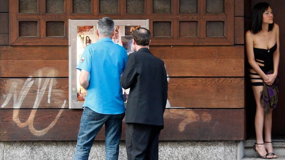 Вход в ночной клуб, расположенный рядом с улицей Лангштрассе в Цюрихе, которая знаменита как улица Красных фонарей. Фото: Reuters