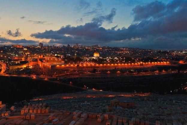 Статус Иерусалима, где располагаются святые места для трех мировых религий, служит главным камнем преткновения в разрешении палестино-израильского конфликта