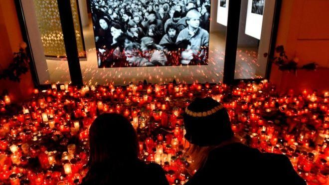 GETTY IMAGES Image caption Свечи к мемориалу Бархатной революции в Праге. В 1989 году власть коммунистов в Чехословакии пала - еще одно подтверждение "правила 3,5%", выведенного Ченовет