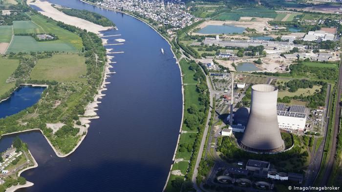 Вид атомной электростанции в Мюльхайм-Керлихе на берегу Рейна до сноса охладительной башни