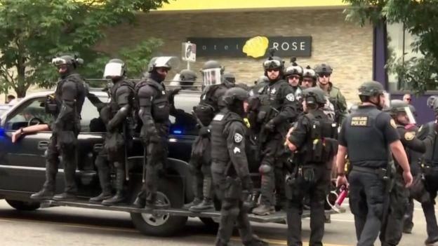 REUTERS Image caption Главной задачей для полиции стало разделение противоборствующих сторон