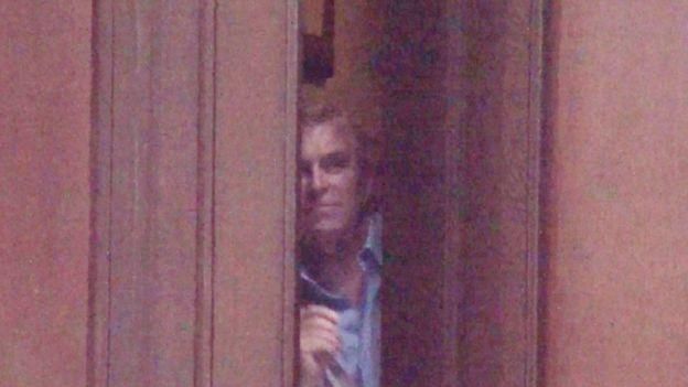 MAIL ON SUNDAY Image caption На этом фото, как утверждает Mail on Sunday, запечатлен принц Эндрю, выглядывающий из дверей дома Эпштейна в 2010 году