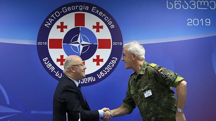 Министр обороны Грузии Леван Изория и немецкий адмирал Манфред Нильсон Reuters © Irakli Gedenidze