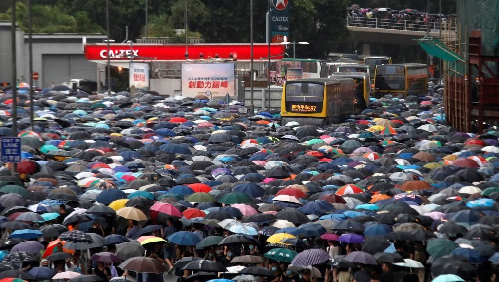 Многотысячная манифестация проходит в Гонконге несмотря на проливнгой дождь, 18 августа 2019 г. REUTERS/Tyrone Siu
