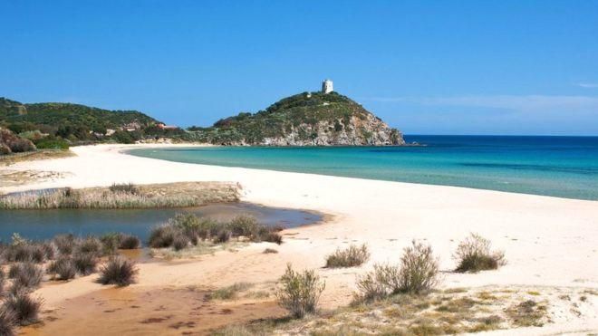 GETTY IMAGES Image caption Власти Сардинии опасаются, что регулярная кража песка на острове может нанести непоправимый вред окружающей среде