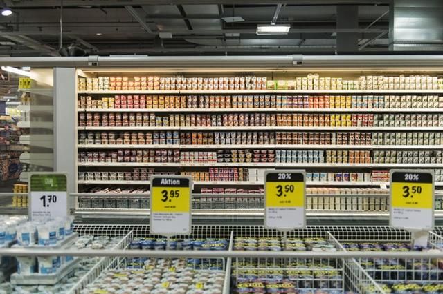 В большинстве сортов йогуртов в Швейцарии содержится объем сахара, эквивалентный пяти кубикам рафинада. (© Keystone / Christian Beutler)