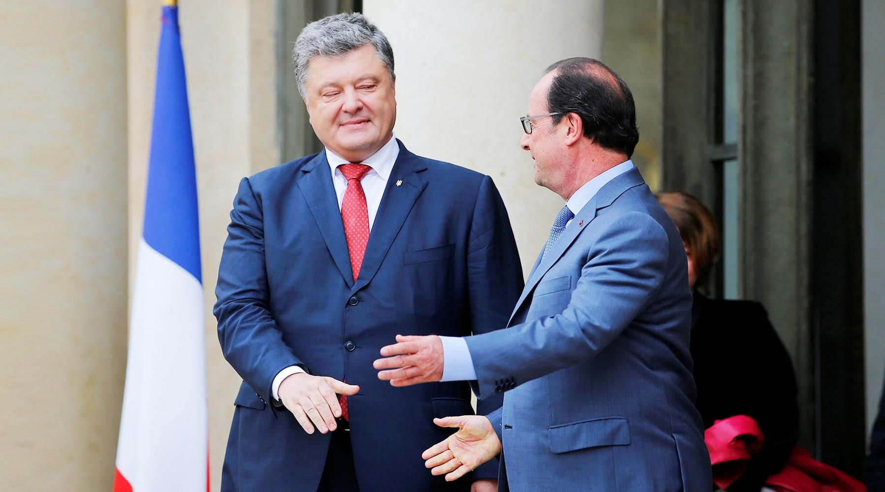 Экс-президент Украины Пётр Порошенко с бывшим французским лидером Франсуа Олландом Reuters © Stephane Mahe