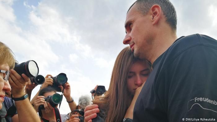 Олег Сенцов и его дочь Алина в аэропорту "Борисполь"