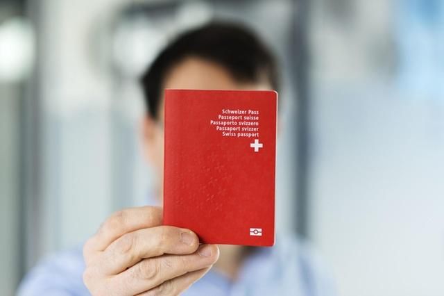 Швейцария имеет право лишить лицо с двойным гражданством швейцарского паспорта в случае, если данное лицо наносит значительный ущерб интересам или репутации Швейцарии и тем самым подрывает основы ее безопасности. (Keystone)