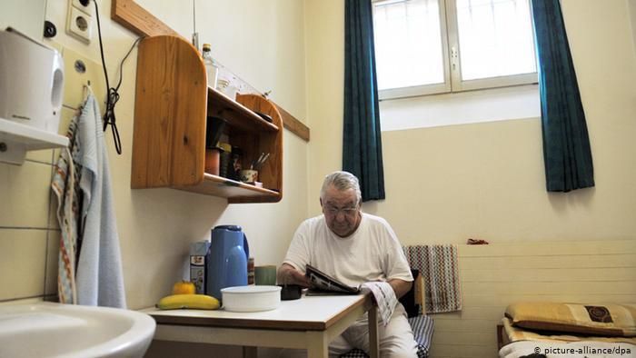 В камере "тюрьмы для пожилых" в Зингене