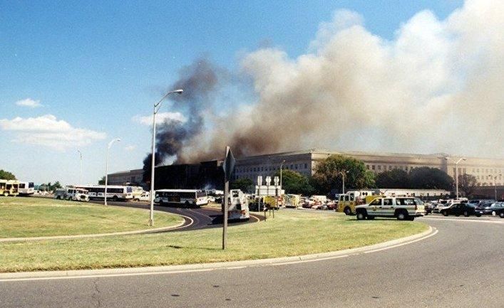 Дым над Пентагоном после теракта 11 сентября 2001 года. Фото ФБР
