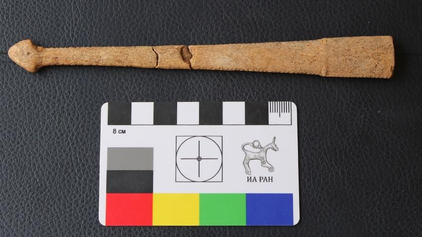 Артефакт, изготовленный из компактной части кости мамонта. Хотылёво-2 © Пресс-служба Института археологии РАН