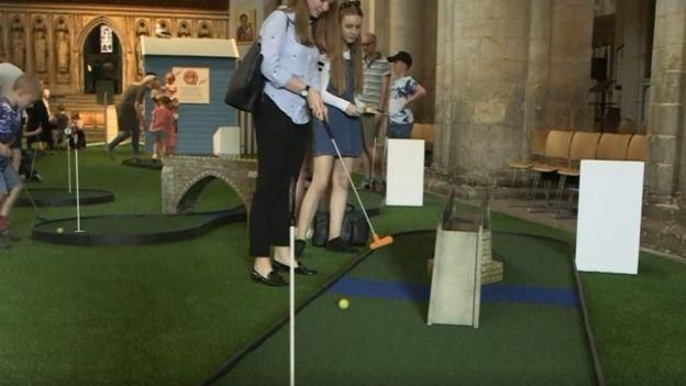 Летом в соборе в Рочестере открыли поле для мини-гольфа