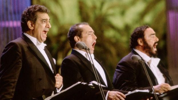 GETTY IMAGES Image caption Доминго (крайний слева) в компании двух других знаменитых оперных певцов - Хосе Каррераса (в центре) и Лучано Паваротти во время их эпохального выступления в Лос-Анджелесе в 1994 году