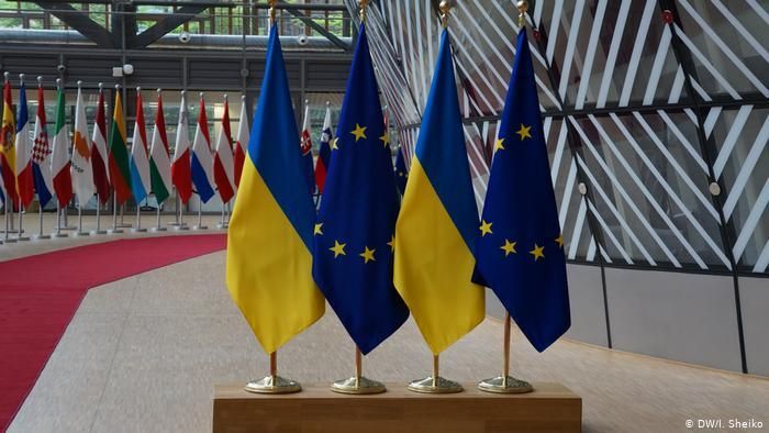Флаги Евросоюза и Украины в здании Еврокомиссии в Брюсселе